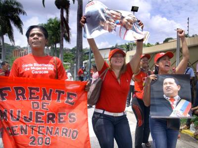 Marcha y acto frente a la embajada isleña