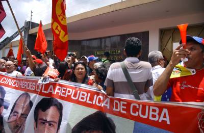 Marcha y acto frente a la embajada isleña