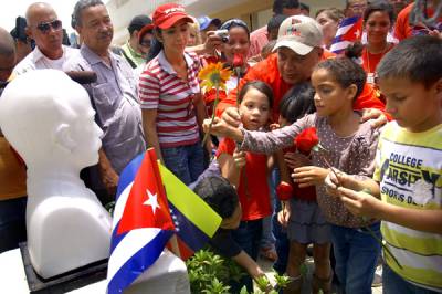 Marcha y acto frente a la embajada isleña