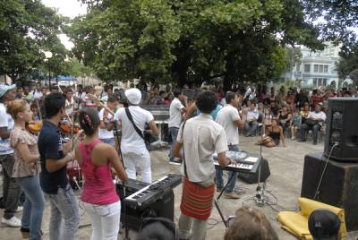 Artistas creadores y público juntos en inicio del verano