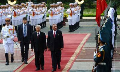 Reciben a Raúl en Vietnam
