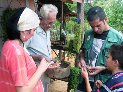 Daniel, junto a pobladores de Maisí