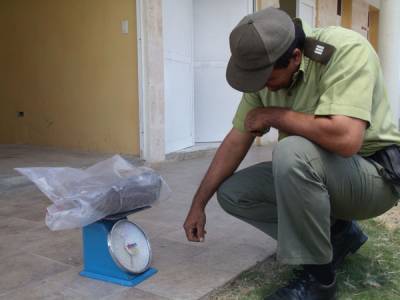 Pesaje y almacenamiento de la droga recalada 