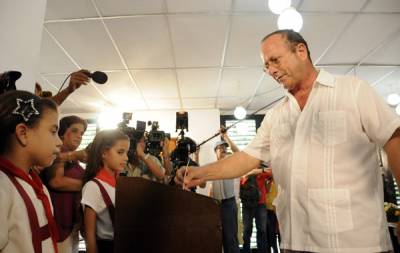 Fidel Castro ejerce su derecho al voto