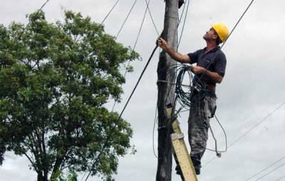 Trabajadores eléctricos holguineros