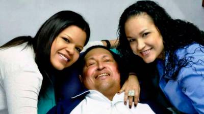 Presidente Hugo Chávez junto a sus dos hijas
