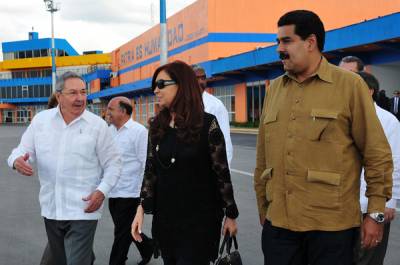 Maduro acompañado por Raúl y Cristina