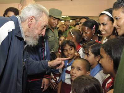 Fidel en el complejo educacional Vilma Espín Guillois