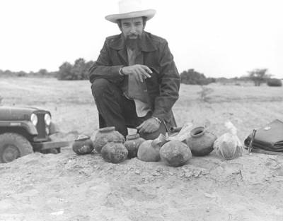 Vasijas encontradas durante sus excavaciones en Perú 