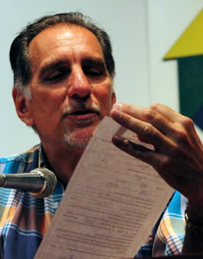 René González lee el certificado