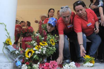 Pueblo cubano ofrece flores a Chávez