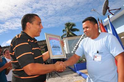 Yoel Pérez (izquierda) entrega diploma a Francisco Yoamni