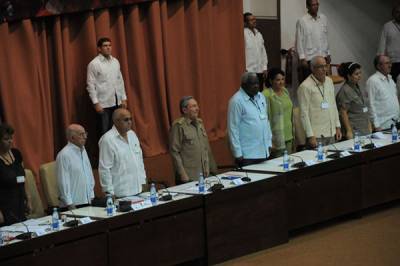 Preside Raúl Castro sesión plenaria del VIII Congreso de los CDR
