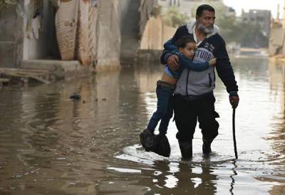 Un padre palestino carga a su hijo