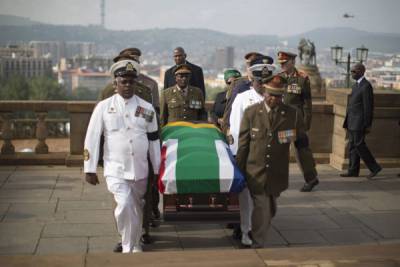 Altos jefes militares condujeron los restos mortales de Nelson Mandela