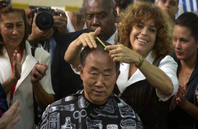 Ban Ki-moon recibe un corte de pelo