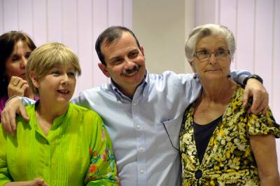 Fernando junto a su madre y esposa