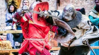 Luchadores en el Primer Campeonato de Combate Medieval