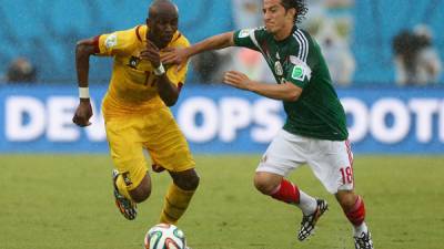 Andrés Guardado de México se enfrenta a  Stephane Mbia 