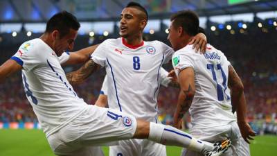 Eduardo Vargas celebrando el primer gol de Chile