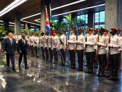 Raúl Castro recibe a Denzil LLewellyn Douglas