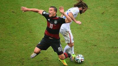 Lukas Podolski de Alemani luchando por el balón