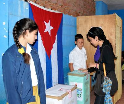 Jóvenes votan en Cuba