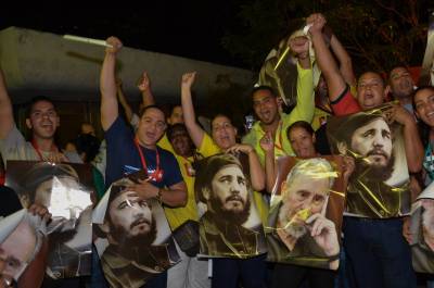Los delegados pusieron en alto fotos del líder histórico de la Revolución Cubana