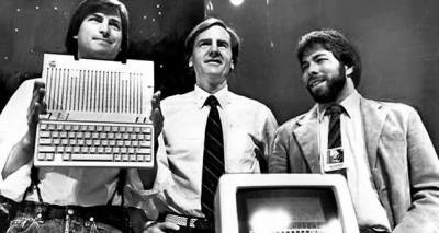 Steve Jobs, Steve Wozniak y Ronald Wayne fundan Apple