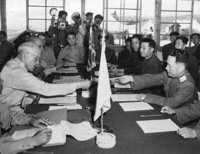 Firma del armisticio entre Corea del Norte, China y Estados Unidos.