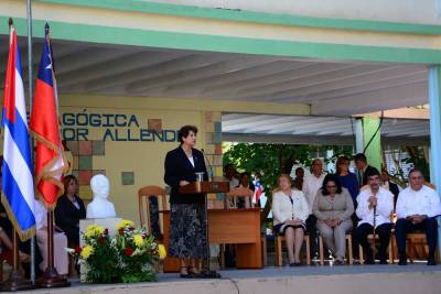 Michelle Bachelet Presidenta de Chile visita Escuela Salvador Allende
