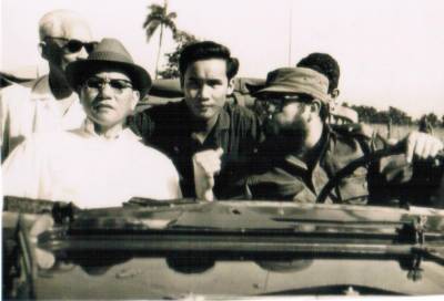 De recorrido por el Valle de Picadura. Fidel conduce, Le Thanh Nghi a su lado; atrás, Nguyen Dinh Bin.