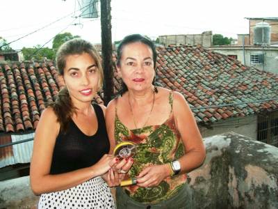 La hija de Pepín, Rosa Bárbara Bueno Nazco, junto a su hija Ivette de la Caridad Tobella Bueno, guardan con mucho cuidado el tesoro más apreciado de la familia, la grabación de la arenga de la huelga general del 9 de abril de 1958.  
