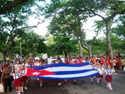  La bandera cubana abrió el desfile pioneril, justo a las 9:00 a.m. de la mañana.