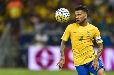 Dani Alves se aleja del Mundial