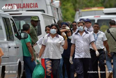 Fuerzas paramédicas en accidente aéreo en La Habana