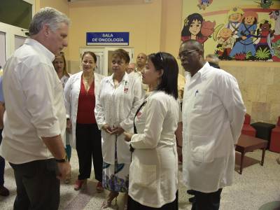Díaz-Canel visitó el Hospital infantil Doctor Antonio María Beguez César, donde conoció acerca del funcionamiento de las salas de Hematología y Oncología