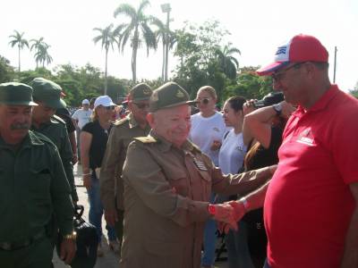 El Comandante de la Revolución Guillermo García Frías departió con el pueblo floridano. 