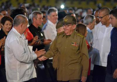 El General de Ejército Raúl Castro saludó al pueblo santiaguero