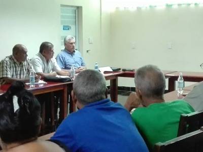 Ahora, en la Empresa de Productos Lácteos de Santa Clara, el presidente cubano llama a convertir esta Empresa en un polo fuerte de la industria alimentaria, en la producción de derivados de la leche y de la soya.