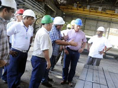 «Tenemos que aspirar a una fundición moderna y a que el entorno sea agradable», dijo el Presidente cubano al Consejo de Dirección y trabajadores de la Antillana de Acero.
