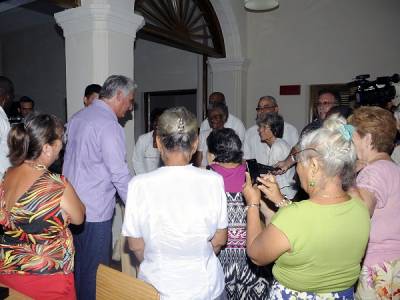 En las viviendas protegidas para la tercera edad, en la calle San Ignacio, el mandatario departió con estusiastas ancianas