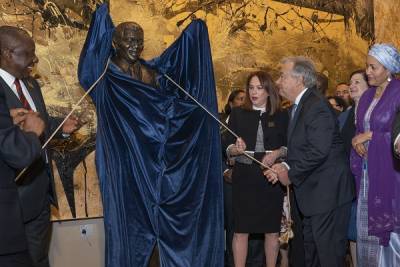 develan estatua de nelson mandela donada a onu por sudafrica