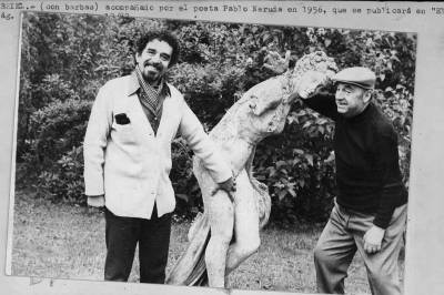 Gabriel García Márquez junto a Neruda.