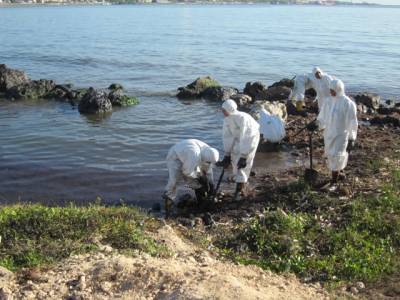 En la orilla de la costa se han recogido con cubeta a mano más de seis metros cúbicos de crudo, algas, desechos sólidos, arena y agua contaminada.