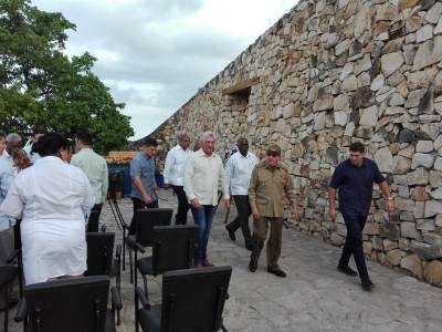 Raúl y Díaz - Canel alzaron sus manos en La Demajagua