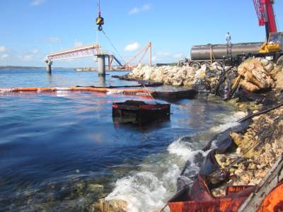 En la orilla de la costa se han recogido con cubeta a mano más de seis metros cúbicos de crudo, algas, desechos sólidos, arena y agua contaminada.