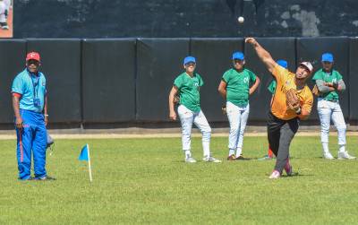  El villaclareño Norel González, quien dominó el tiro desde el center field hacia el home 