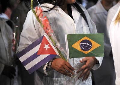 Recibimiento del primer vuelo proveniente de Brasil con profesionales  cubanos de la salud.