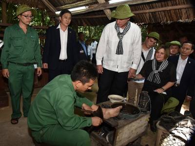 Miguel Díaz-Canel Bermúdez, visitó este sábado en la ciudad Ho Chi Minh los legendarios túneles de Cu Chi, empleados durante la guerra contra Estados Unidos